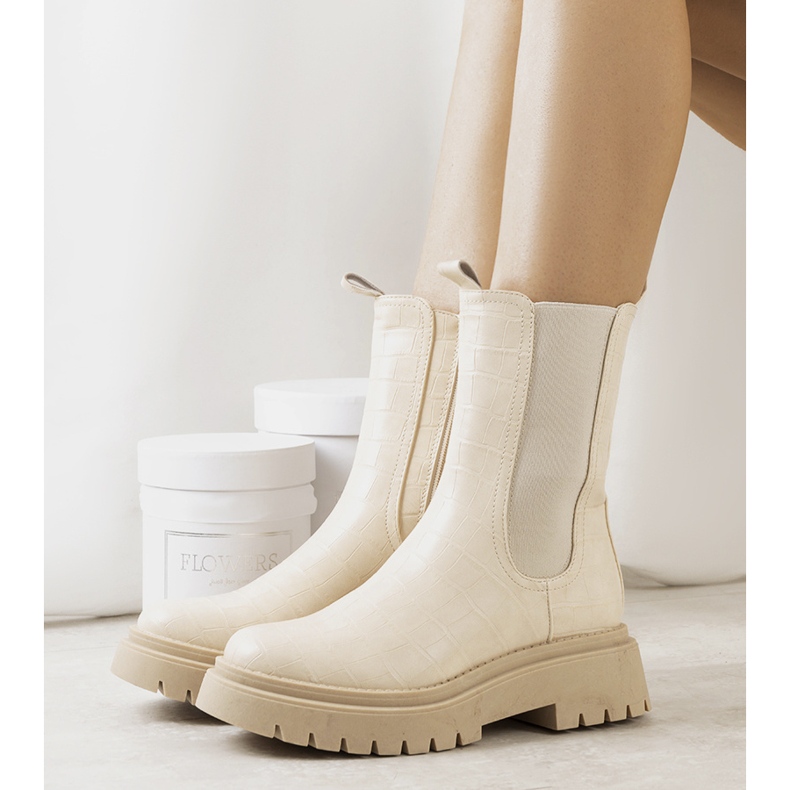 Bottes beiges sur la plateforme Timaru 1