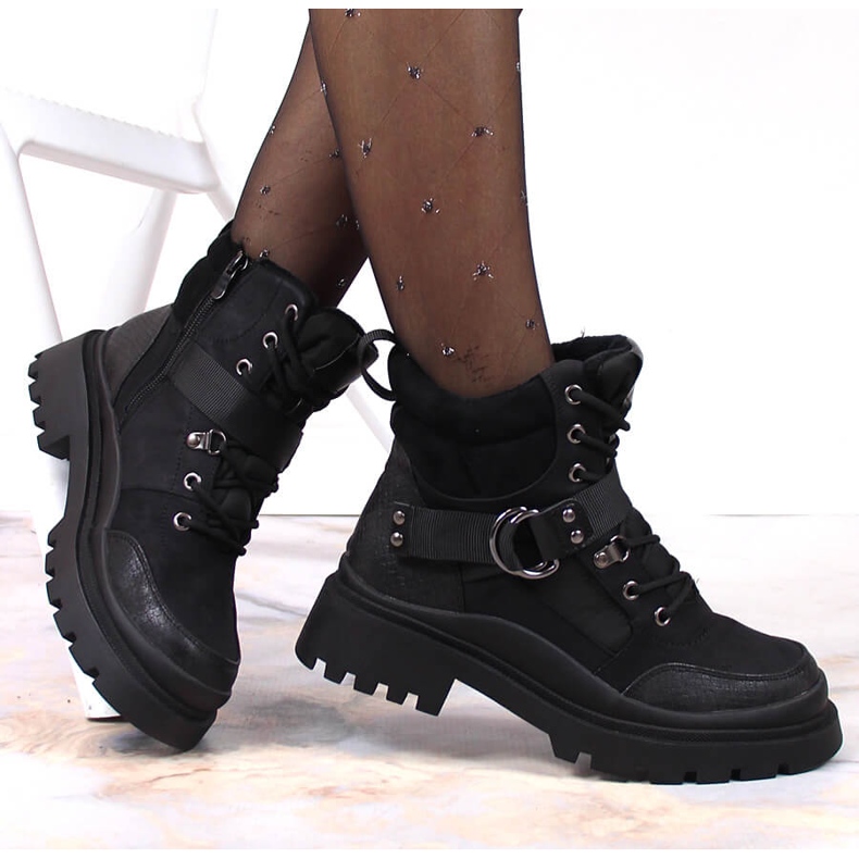 News Bottes isolées noires pour femmes le noir 1 News Bottes isolées noires pour femmes le noir 1