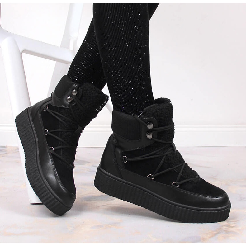 Bottes à lacets pour femmes avec une plate-forme Laura La.Fi noire isolée le noir 1