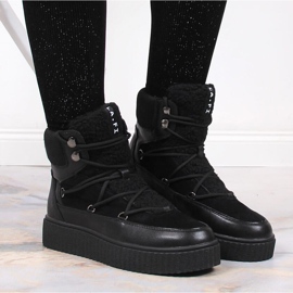 Bottes à lacets pour femmes avec une plate-forme Laura La.Fi noire isolée le noir 2