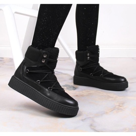 Bottes à lacets pour femmes avec une plate-forme Laura La.Fi noire isolée le noir 3
