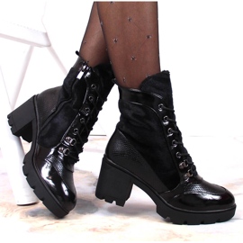 Bottes pour femmes sur le poteau et la plate-forme, noires isolées Laura La.Fi 1