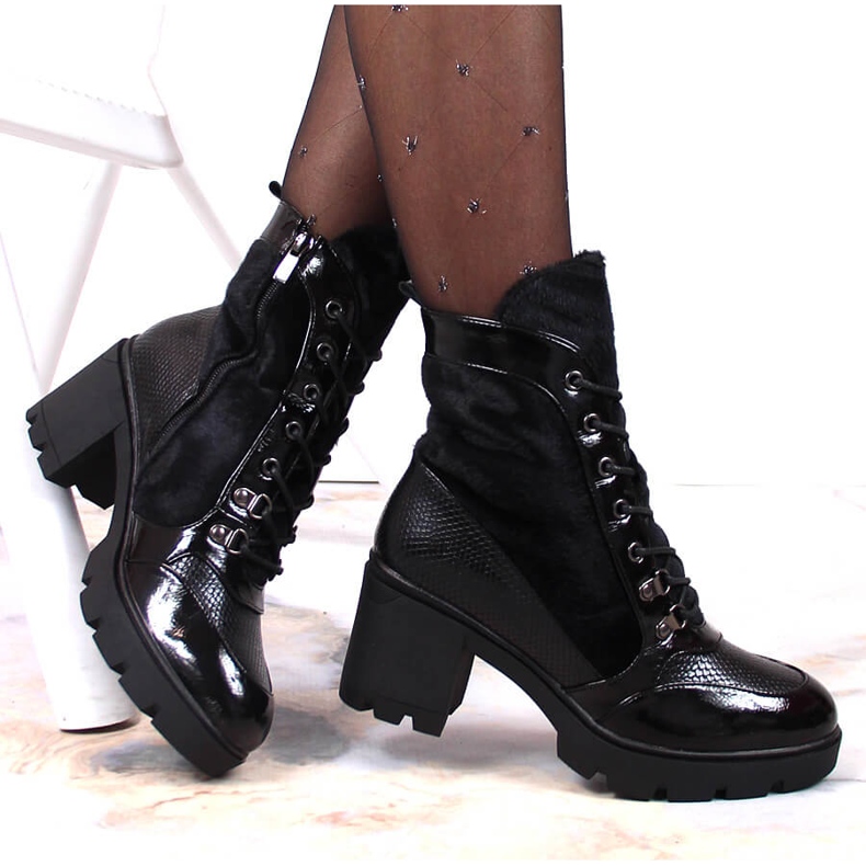 Bottes pour femmes sur le poteau et la plate-forme, noires isolées Laura La.Fi 1