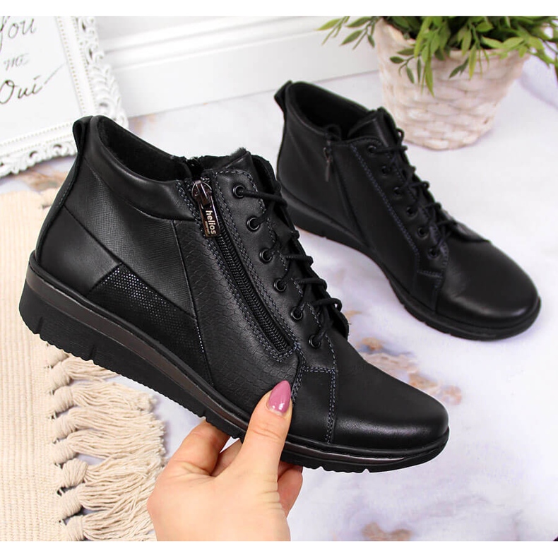Bottes pour femmes en cuir sur un coin noir Helios 567 le noir 1