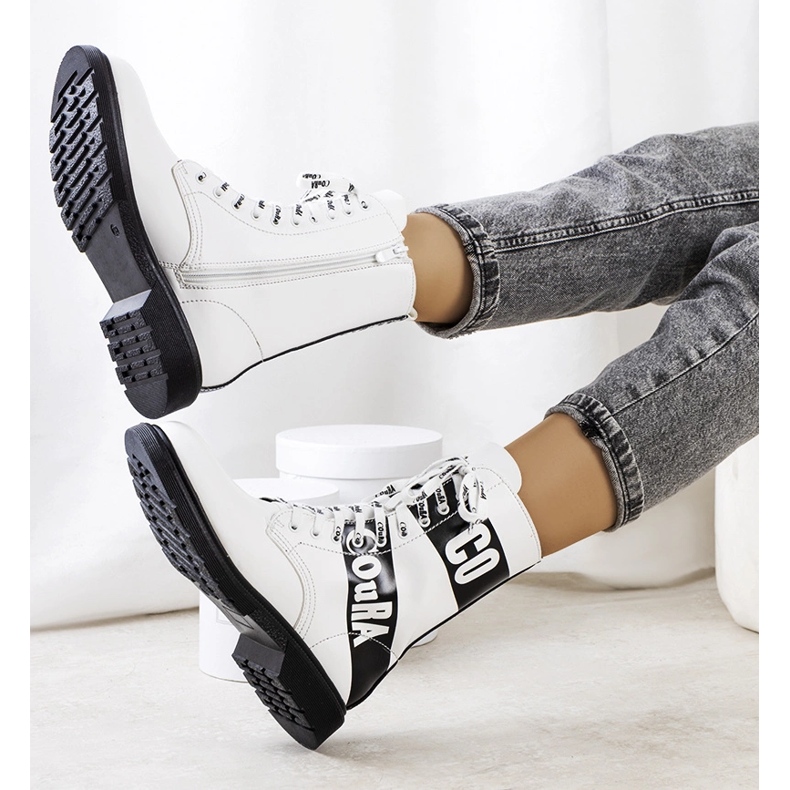 Baskets blanches ornées d'inscriptions 1