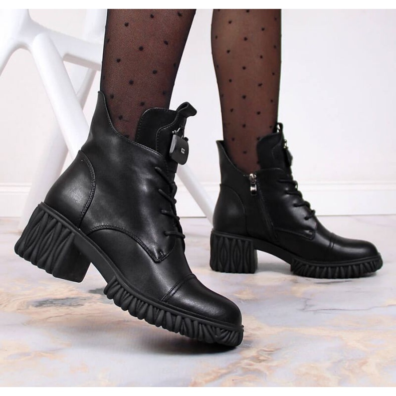 Bottes en cuir sur le poteau isolées Artiker W HBH39A le noir 1