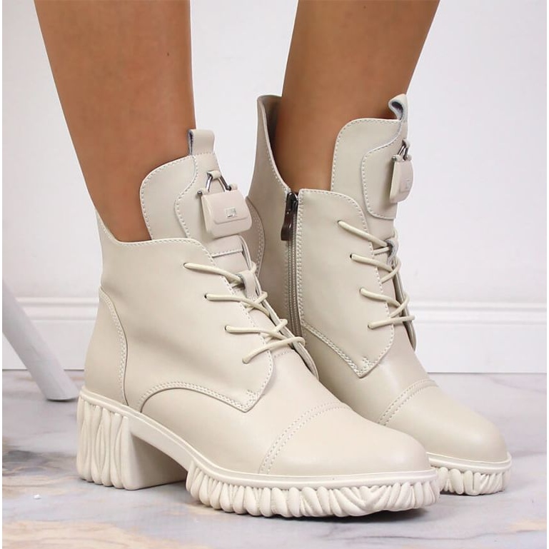 Bottes en cuir sur le poteau isolées Artiker W HBH39B beige 2 Bottes en cuir sur le poteau isolées Artiker W HBH39B beige 2