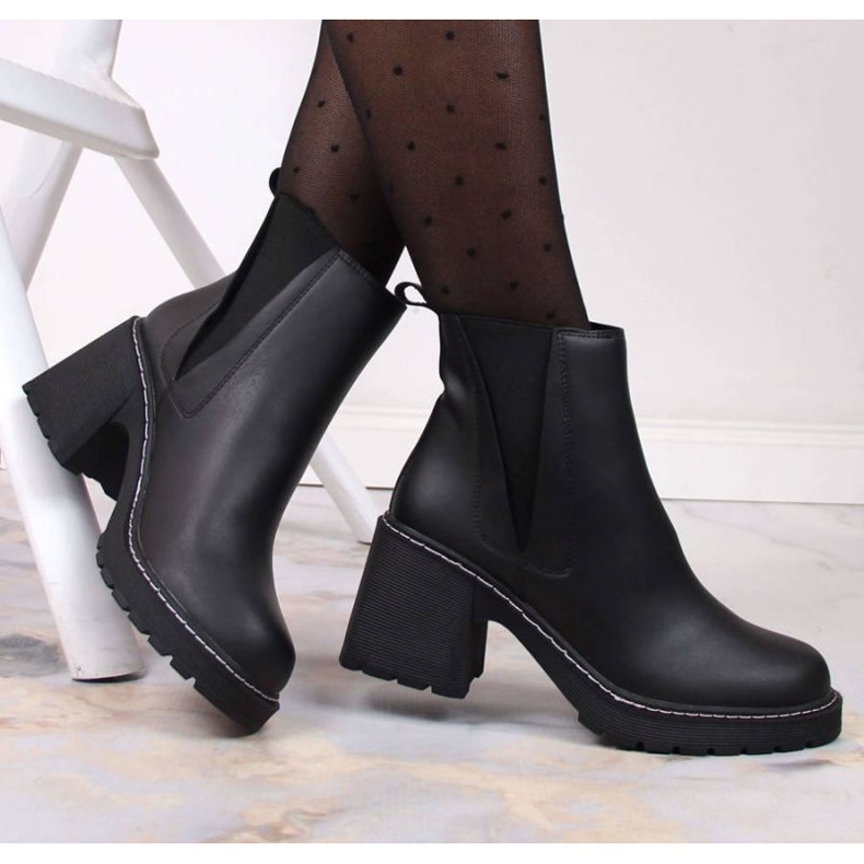 Bottines Chelsea en cuir sur le poteau isolé Artiker W HBH41 noir 1