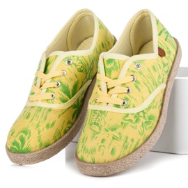 Vices Espadrilles sur la reliure jaune 1