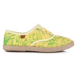 Vices Espadrilles sur la reliure jaune 3
