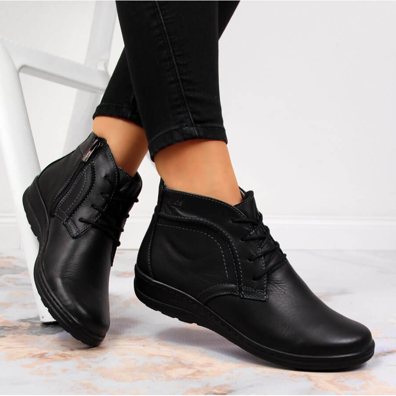 Bottes en cuir noir isolées Helios 612-2 noir 2