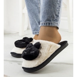 Inna Chaussons noirs avec un lapin Lapin blanche 2
