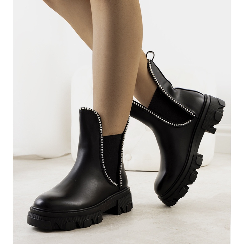 BM Bottes noires sur une semelle de tracteur de Fermo le noir 1