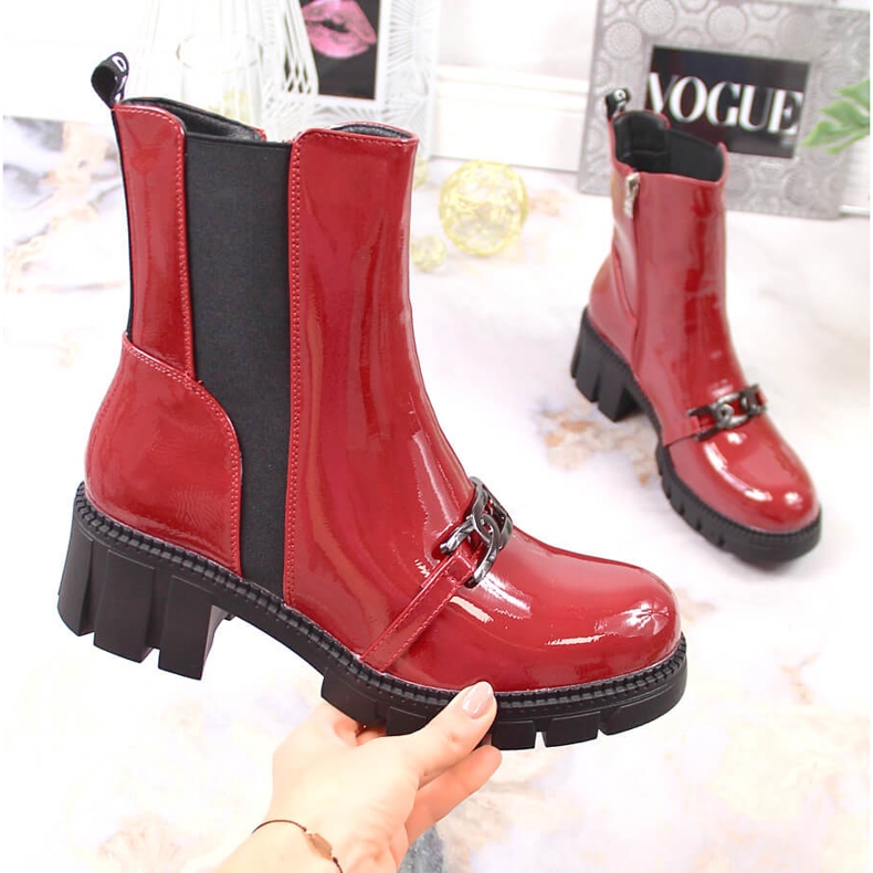 Bottes laquées sur un bloc et une plate-forme avec une chaîne, Potocki rouge chaud 1