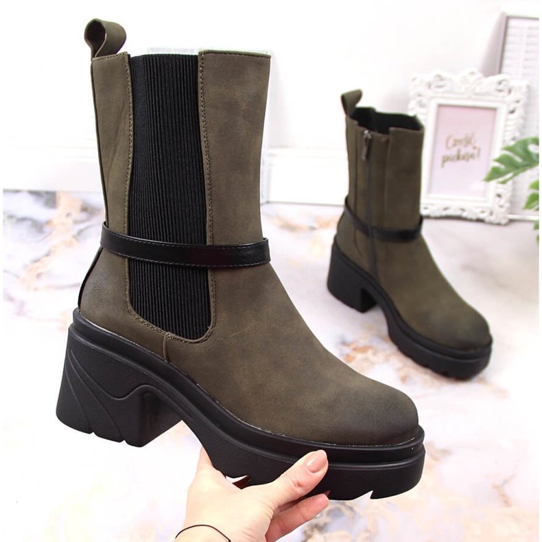 Bottines Chelsea pour femmes sur le poteau, daim Jezzi vert chaud 1