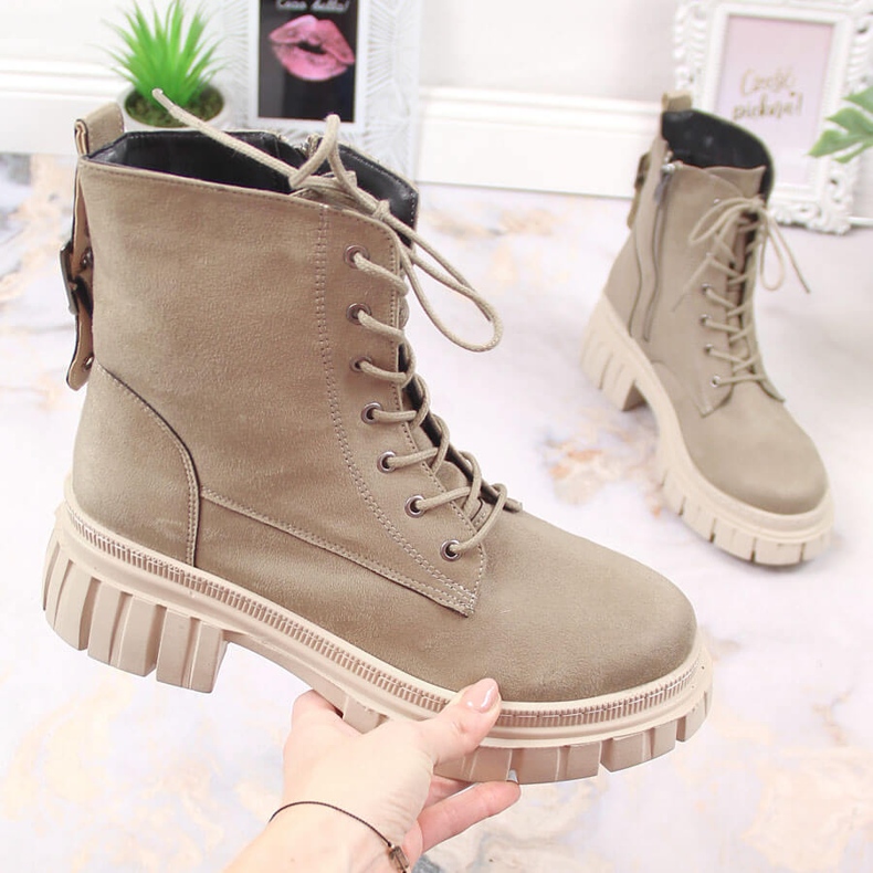 Travailleuses en daim pour femme sur plateforme matelassée beige par T.Sokolski 1