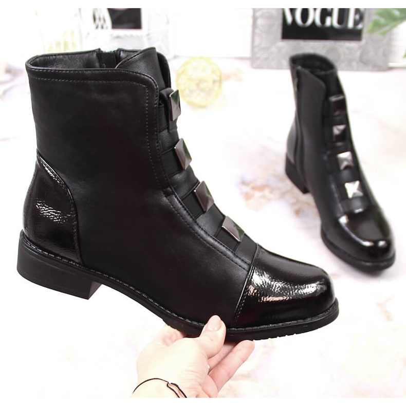 Bottes noires pour femmes avec un ornement de Sabatina noir isolé le noir 1