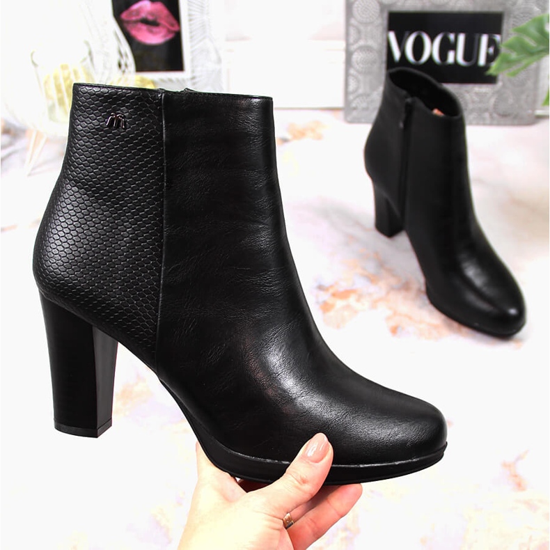 Bottes pour femmes isolées noires sur le poteau par M. Daszyński 1