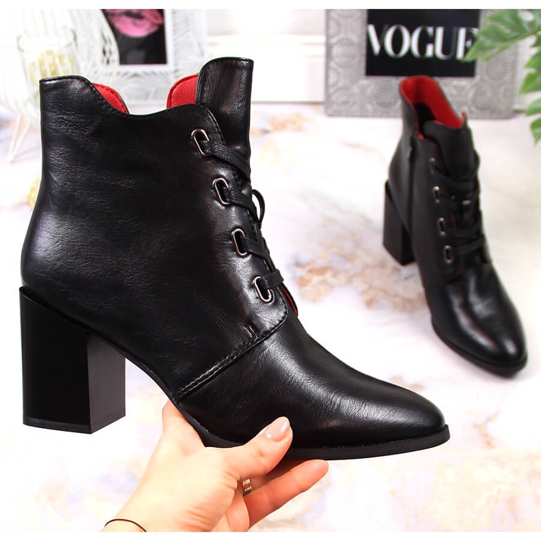 Bottes pour femmes isolées noires sur le poteau par M. Daszyński le noir 1