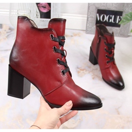 Bottes pour femmes isolées rouges sur le poteau M. Daszyński le noir 1