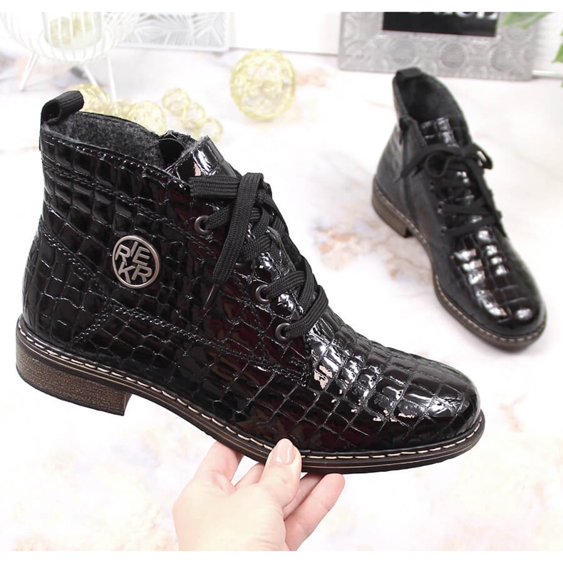 Bottes pour femmes en cuir laqué avec croco noir isolé Rieker 71205-00 le noir 1