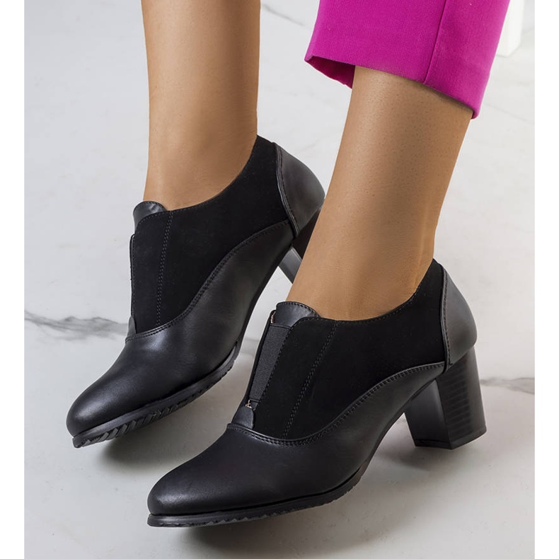 BM Chaussures à lacets noires sur le poteau Corder 1