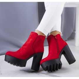 BM Bottes isolées rouges sur la plateforme Miran 1 BM Bottes isolées rouges sur la plateforme Miran 1