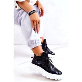 Chaussures de sport isolées noires pour femmes 4