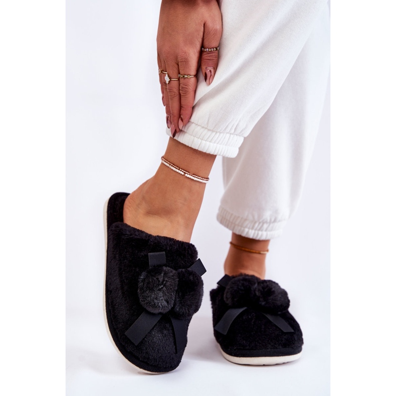 Chaussons Femme Castello Noirs En Fourrure À Pompons 1
