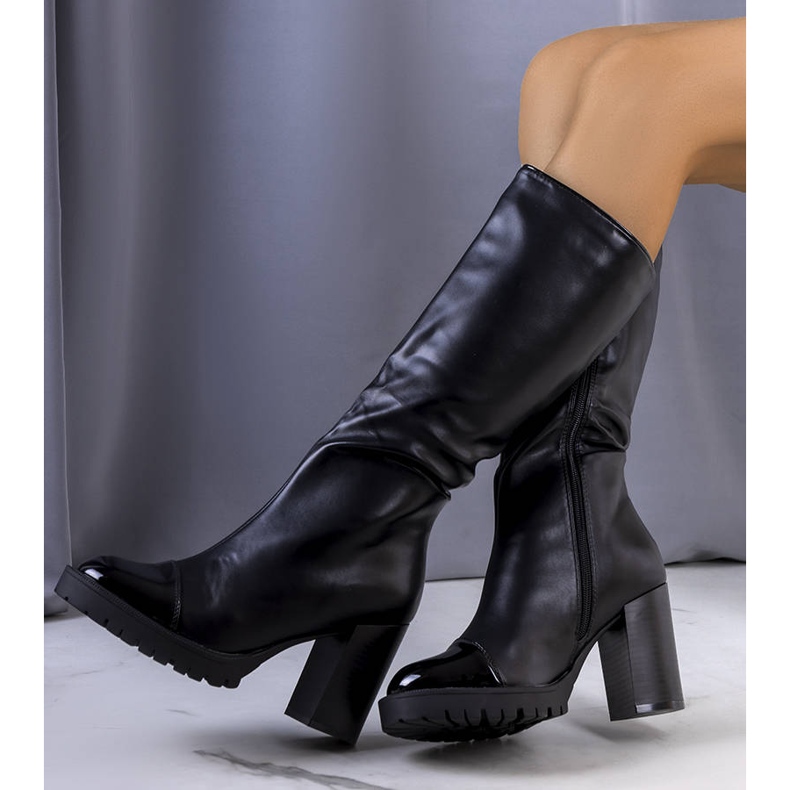 BM Bottes chaudes noires sur le poteau Fogla 2