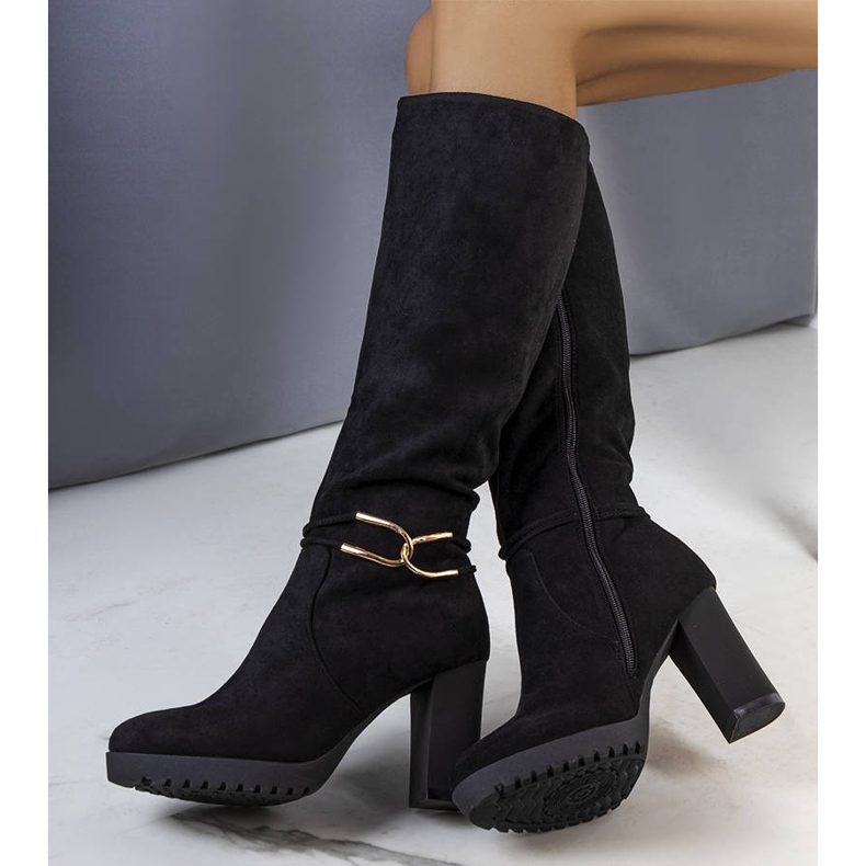 Bottes noires isolées sur le poteau Dardo le noir 1 Bottes noires isolées sur le poteau Dardo le noir 1