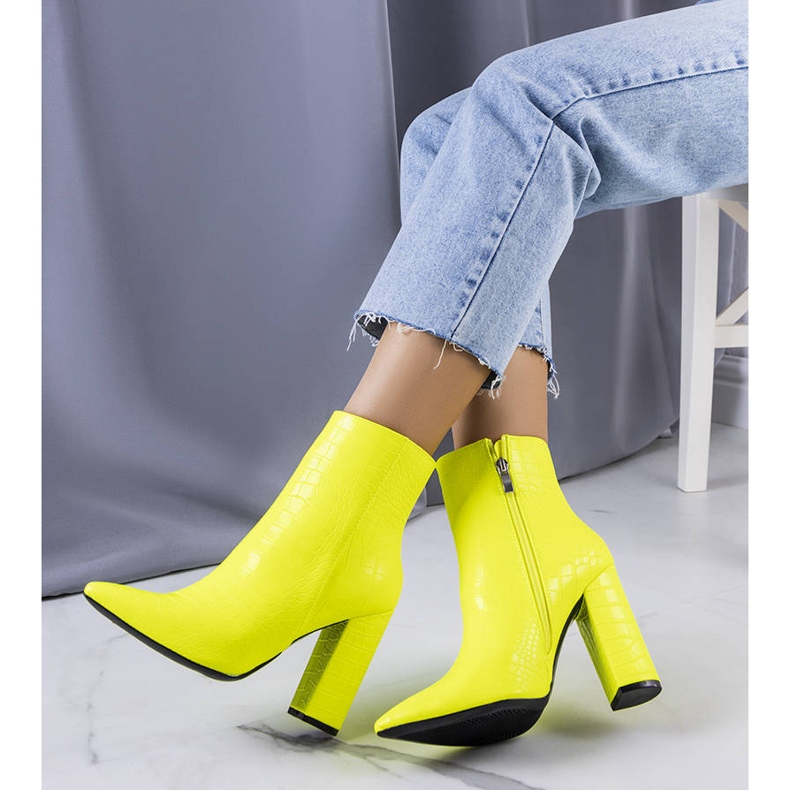 Bottines jaunes fluo sur le poteau Confi 1