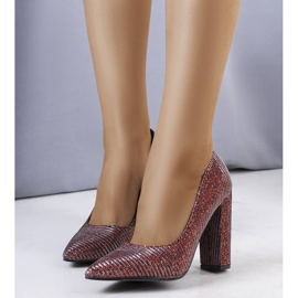 Escarpins rouges sur le post Theiss 1
