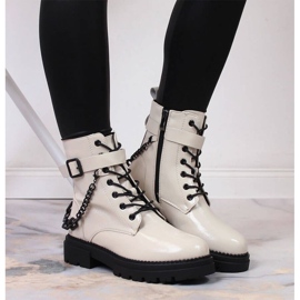 Bottes laquées avec une chaîne isolée Laura La.Fi W PMR28 beige 2