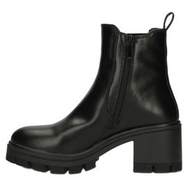 Bottes Jodhpur sur le poteau isolées Filippo W PAW394 noir 1