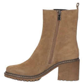 Bottes en daim en cuir sur le poteau isolées Filippo W PAW392B beige 3
