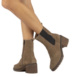 Bottes en daim en cuir sur le poteau isolées Filippo W PAW392B beige 4