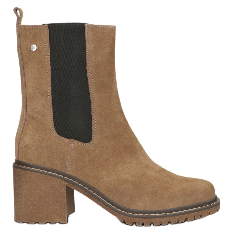 Bottes en daim en cuir sur le poteau isolées Filippo W PAW392B beige 1