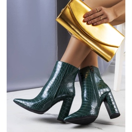 PA1 Bottines vertes sur le poteau Lira 1
