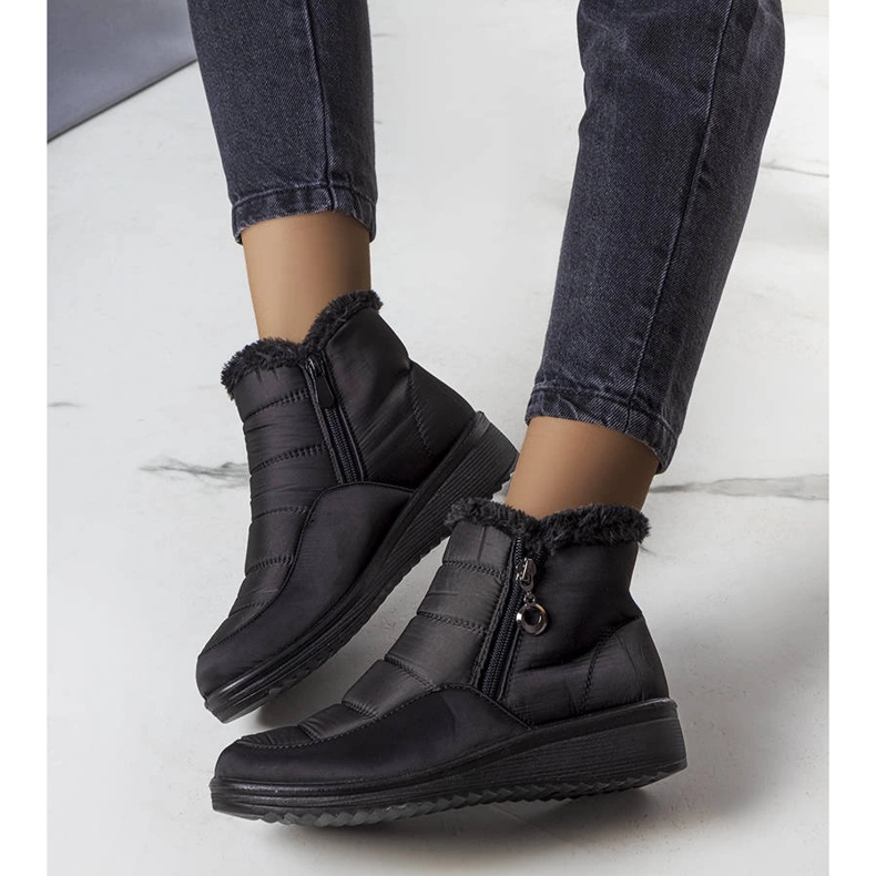 Bottes de neige isolées noires avec fourrure de Blen 2