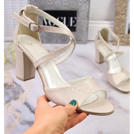 Sandales dorées pour femmes sur un poteau Azali 2941 beige 1