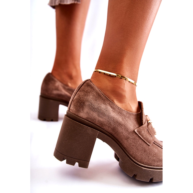 PL5 Chaussures élégantes Harmell beige foncé sur un pilier avec un ornement doré 3