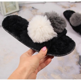 BM Chaussons femme fourrure à pompons noir Stella 1