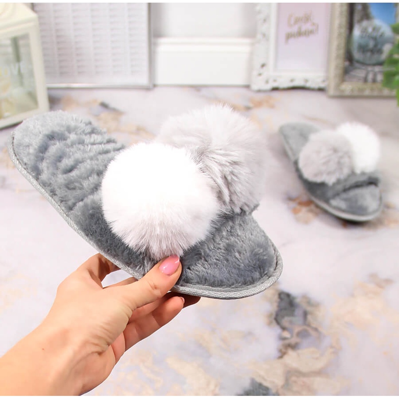 BM Chaussons femme fourrure à pompons gris Stella 1