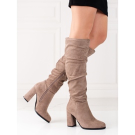 Bottes à talons hauts Shelovet pour femmes en daim écologique beige 1 Bottes à talons hauts Shelovet pour femmes en daim écologique beige 1