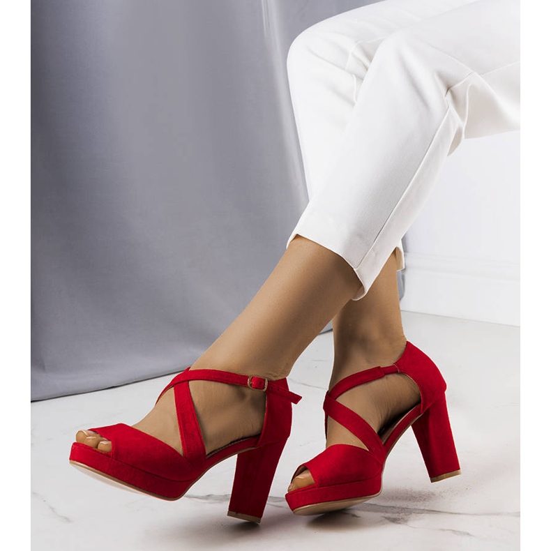 BM Sandales rouges sur le poste d'Artemi 1