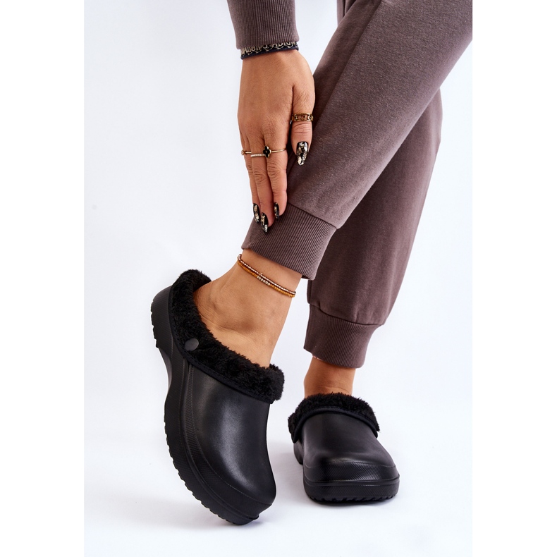 PM2 Chaussons chauds en mousse pour femmes Crocs Black Cova le noir 1