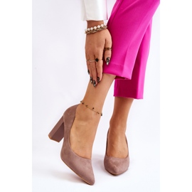Escarpins en daim sur des talons Estellia beiges à la mode 1