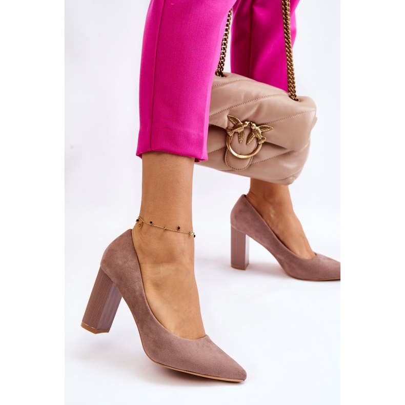 Escarpins en daim sur des talons Estellia beiges à la mode 2