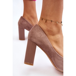 Escarpins en daim sur des talons Estellia beiges à la mode 7